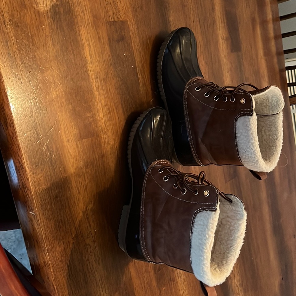 Raining, Snow boats very warm fuzzy at top off boot 81/2 worn maybe 2-3 times